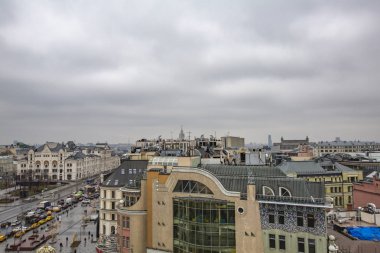 Moskova, Rusya - 2 Mart 2020: Çocuk Dünyası Alışveriş Merkezi 'nin gözlem güvertesinden bulutlu hava manzarası