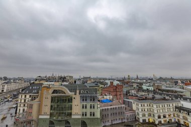 Moskova, Rusya - 2 Mart 2020: Çocuk Dünyası Alışveriş Merkezi 'nin gözlem güvertesinden bulutlu hava manzarası