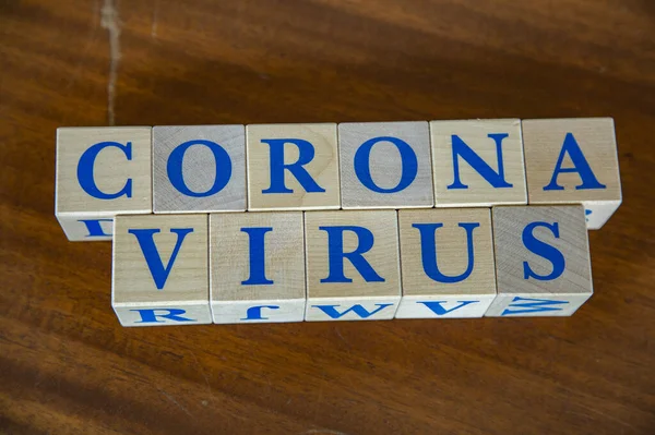 Cubos Madeira Com Palavra Coronavirus Letras Azuis — Fotografia de Stock
