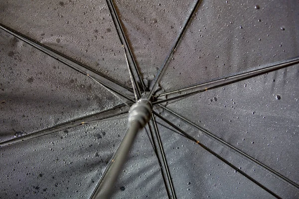 雨の後の水の滴と黒傘のぬれた質感の表面 — ストック写真
