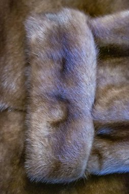 Doğal vizon kürkünden yapılmış kahverengi bir kürkün dokulu yüzeyi.