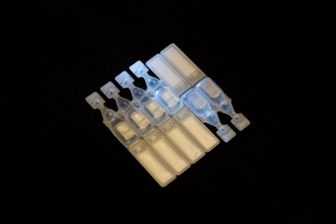 Tıbbi enjeksiyon için sıvı çözeltisi olan küçük plastik ampul.