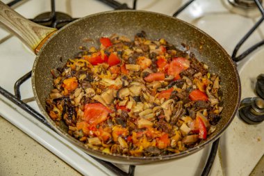 Lezzetli mantar çorbası pişirmek için doğal sebze malzemeleri.