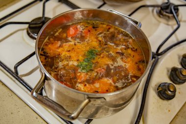 Lezzetli mantar çorbası pişirmek için doğal sebze malzemeleri.