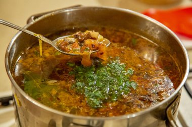 Lezzetli mantar çorbası pişirmek için doğal sebze malzemeleri.