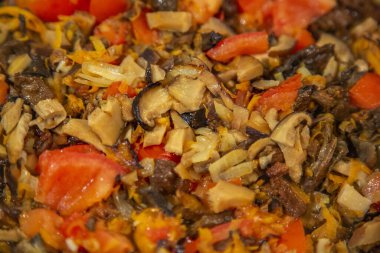 Lezzetli mantar çorbası pişirmek için doğal sebze malzemeleri.