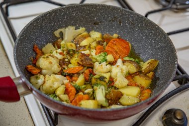 Sebzeler tavada kızartılır. Gaz sobasında tohum yağı ile.