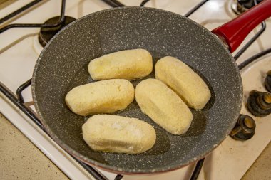 Mantarla doldurulmuş patatesin iştah açıcı pirzolası sebze yağında kızartılır.