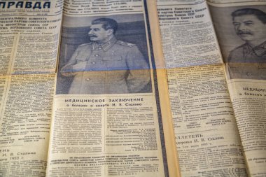 Moskova, Rusya - 3 Nisan 2020: 1953 'te SSCB' nin eski komünist gazetesi