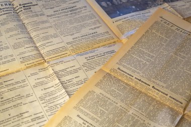 Moskova, Rusya - 3 Nisan 2020: 1953 'te SSCB' nin eski komünist gazetesi