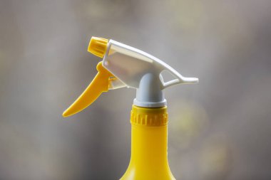 Antiseptikler, antimikrobik karışımlar ve temizlik sıvıları için plastik sprey.