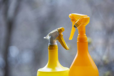 Antiseptikler, antimikrobik karışımlar ve temizlik sıvıları için plastik sprey.