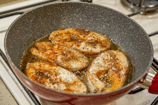 Una Bistecca Deliziose Varietà Pesce Viene Fritta Una Padella Fornello — Foto Stock