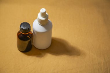 Alkol bazlı tıbbi sıvı küçük şişelerde yaraları dezenfekte etmek için kullanılır.