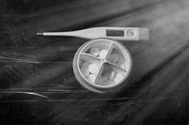 Vücut sıcaklığının ve beyaz yuvarlak hapların hızlı ölçümü için tıbbi termometre