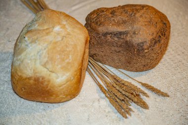 Ev yapımı taze pişmiş ekmek ve lezzetli çıtır çıtır.