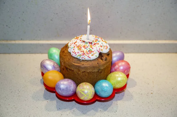 Kolorowe Świeżo Upieczone Pyszne Świąteczne Ciasto Prawosławną Wielkanoc Stole — Zdjęcie stockowe