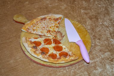 Baharatlı peynirli pizza. Ev yapımı taze pişirme tarifi