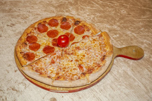 Superficie Strutturata Pizza Formaggio Con Spezie Ricetta Cottura Fresca Fatta — Foto Stock
