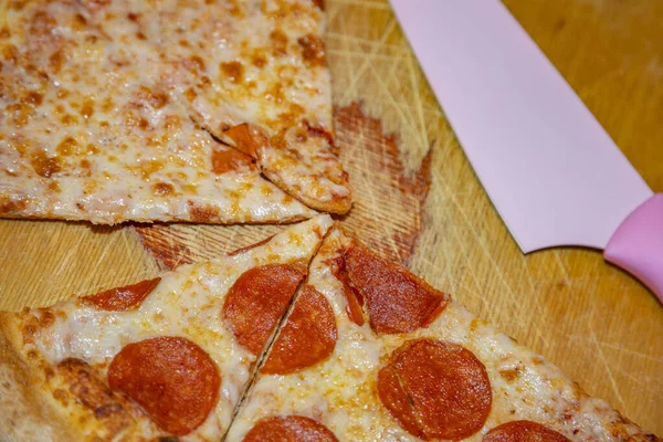 맛있는 피자에 향신료를 곁들인 조리법을 밍하는 — 스톡 사진