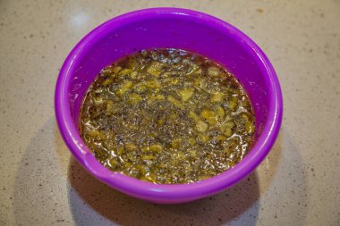 İştah açıcı ev yapımı tatlı şeker reçeli ve taze yeşil kivi.