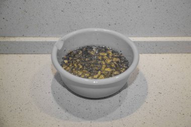 İştah açıcı ev yapımı tatlı şeker reçeli ve taze yeşil kivi.