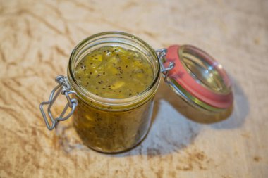 İştah açıcı ev yapımı tatlı şeker reçeli ve taze yeşil kivi.