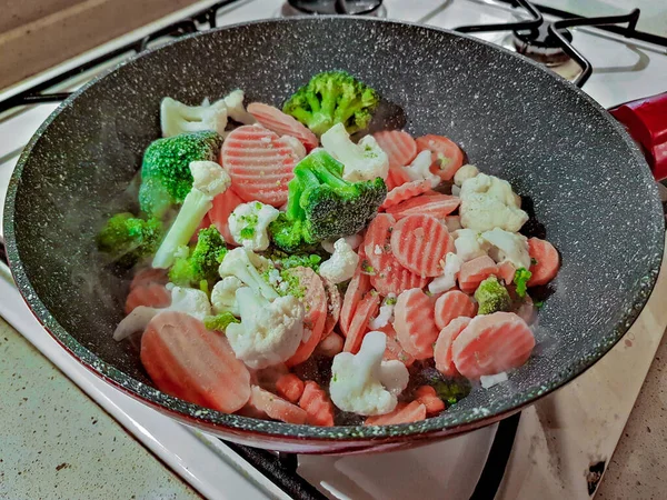 Verdure Sono Fritte Una Padella Con Olio Semi Una Stufa — Foto Stock