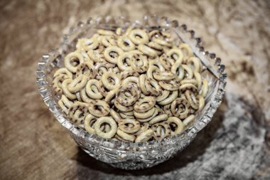 Kristal bir vazoya tuz serpiştirilmiş yuvarlak suşi. Rusya 'da geleneksel çerez