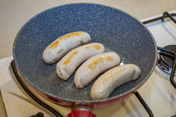 在平底锅里炸出红润多汁的慕尼黑香肠 巴伐利亚风格的食物 — 图库照片