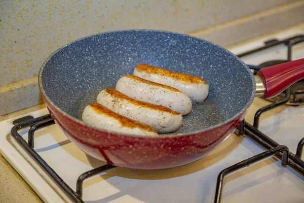 パンで揚げたルディジューシーなミュンヘンのソーセージを食欲をそそる バイエルン料理のスタイル — ストック写真