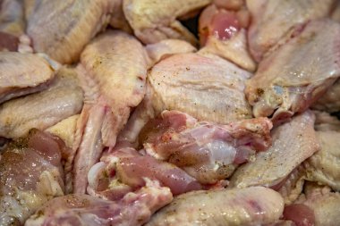 Mutfak ocağında kızartılmış taze iştah açıcı tavuk kanatları.