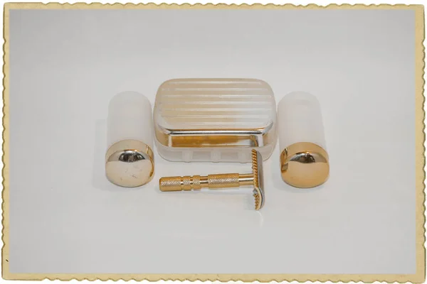 Viagem Vintage Kit Barbear Ouro Marrom Fundo Branco — Fotografia de Stock