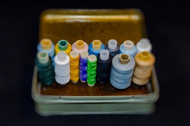 Eski metal bir kutuda dikiş ve el işi için klasik iplikler.