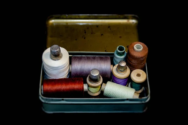 古い金属製の箱の中で縫製や工芸品のための糸のヴィンテージセット — ストック写真