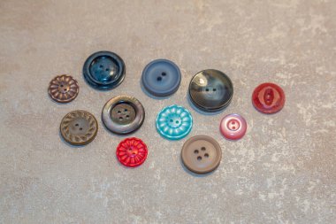 Eski moda kıyafetler için eski moda düğmeler, yaratıcı ve hafif arka plan dikme