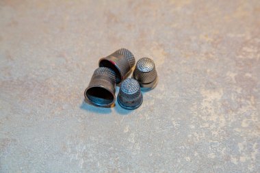 Dikiş dikerken parmaklarını korumak için klasik metal yüksük.