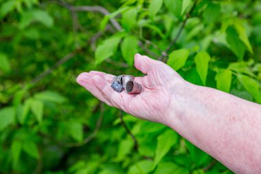 Dikiş dikerken parmaklarını korumak için klasik metal yüksük.