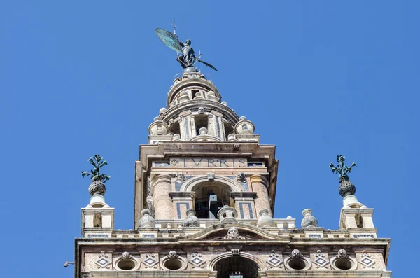 Giralda Tower é um famoso marco na cidade de Sevilha, Espanha — Fotografia de Stock