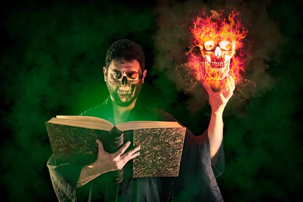 Undead Necromancer bir alev kafatası döküm büyü Cadılar Bayramı resim