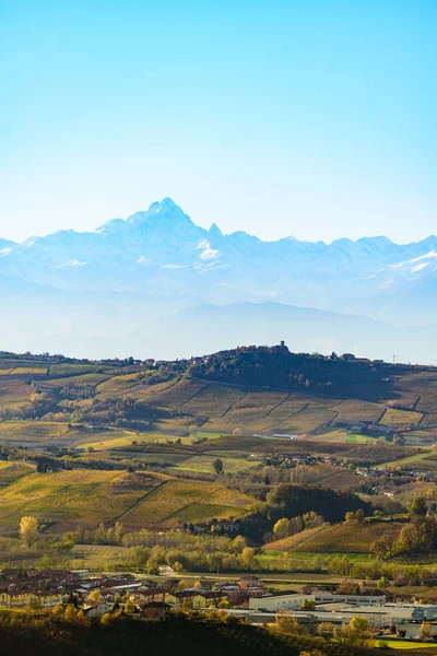 Otoño en la región norte de Italia llamado langhe con vino colorido —  Fotos de Stock