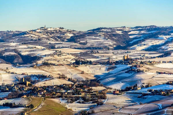 Slott och bergen i norra Italien, regionen langhe, Piemonte — Stockfoto