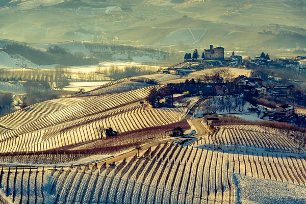 Grinzane Cavour slott och berg i norra Italien i vintag — Stockfoto