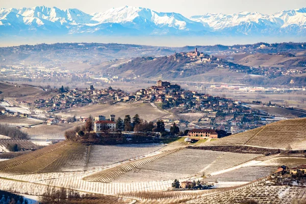 Castillos y montañas en el norte de Italia, región de Langhe, piedmont —  Fotos de Stock