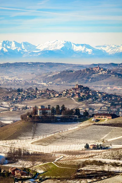 Castillos y montañas en el norte de Italia, región de Langhe, piedmont — Foto de Stock