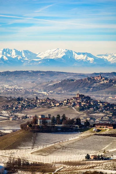 Castillos y montañas en el norte de Italia, región de Langhe, piedmont —  Fotos de Stock