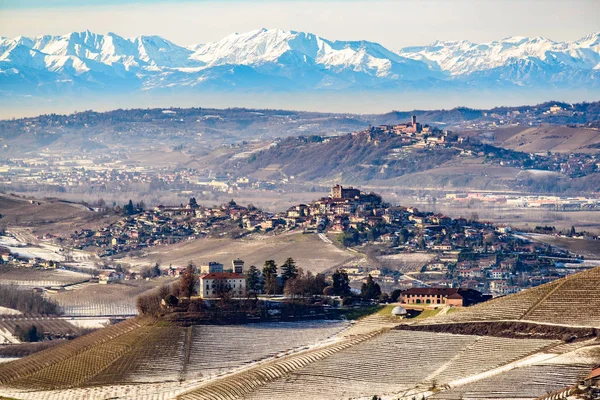 Castillos y montañas en el norte de Italia, región de Langhe, piedmont —  Fotos de Stock