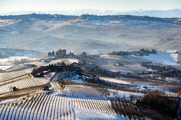 Grinzane Cavour Castillo y montañas en el norte de italia, langhe r —  Fotos de Stock