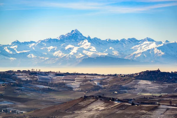 Monte Viso y colinas del viñedo bajo la nieve en la región de Langhe en Ita —  Fotos de Stock