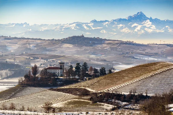 Castillo y monte Viso en el norte de Italia, región de Langhe, piedmont —  Fotos de Stock